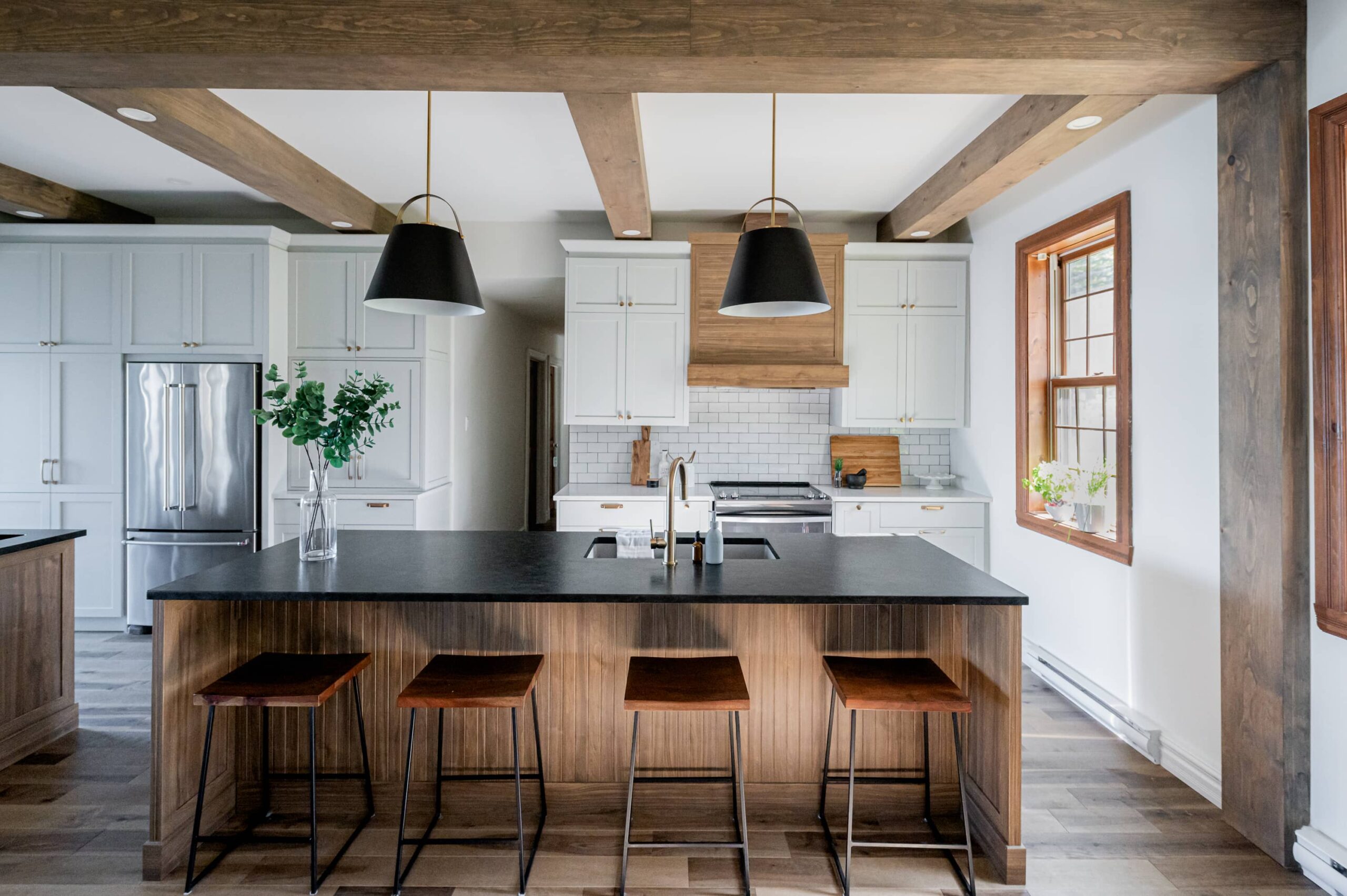 Armoires de cuisine sur mesure avec îlot central en bois, réalisées par Meuble du Richelieu sur la Rive-Sud de Montréal
