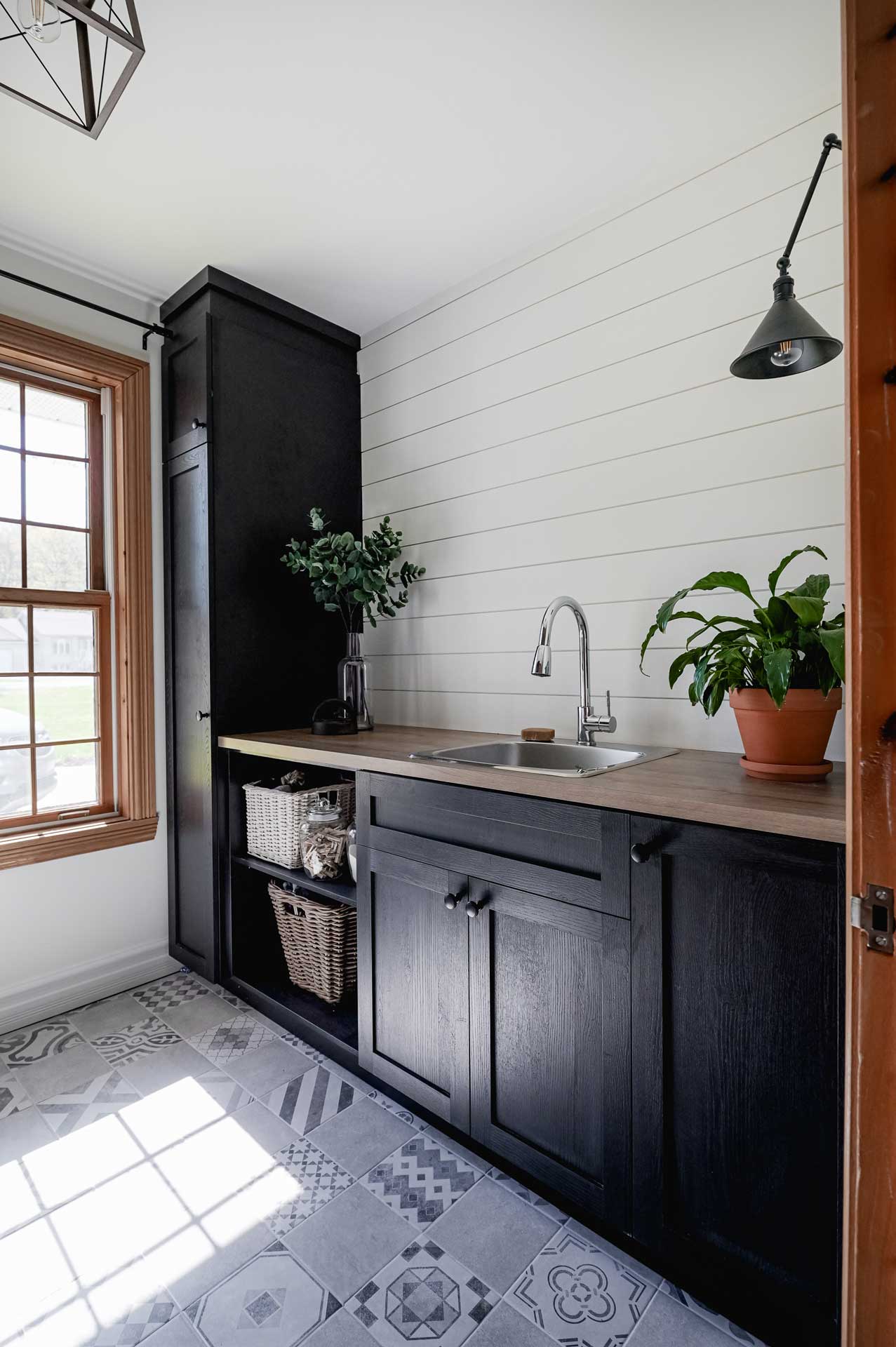 Réalisation de fabricant d’armoires de cuisine sur mesure avec mobilier noir, rangement intégré et finition bois